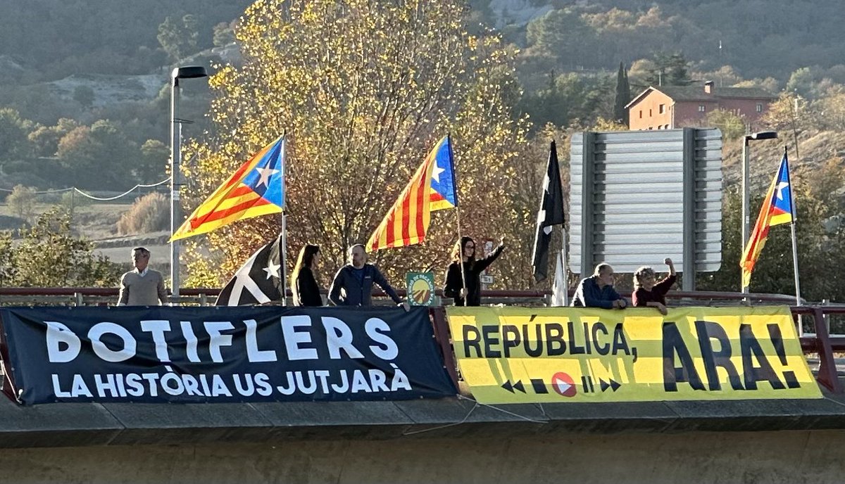 A Gurb, un diumenge més, continuem amb l’acció
#PontsPerIndependència
PERSISTIM i PERSEVEREM en la lluita per la LLIBERTAT i la INDEPENDÈNCIA de CATALUNYA. ⬇️