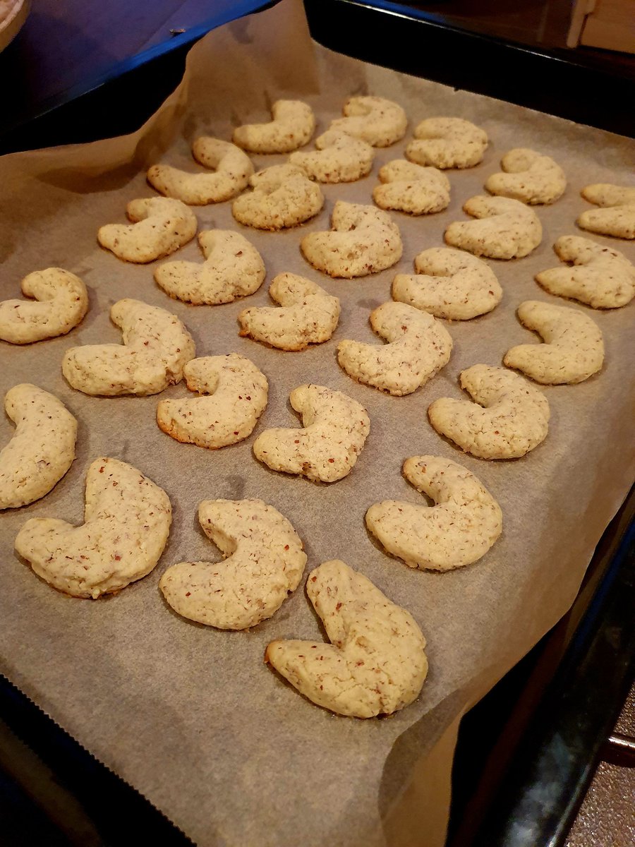 Die vielleicht dicksten Vanillekipferl die je gebacken wurden. 🙈

Habt einen schönen Sonntag. 😊🍀

#Backtorus