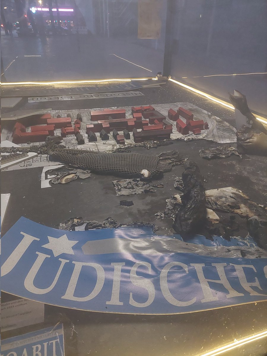 Unsere Ausstellung Jüdisches Leben in Moabit von "Sie waren Nachbarn" wurde heute zerstört. Entsetzt, traurig und entschlossen sage ich: Keine Wut der Welt wegen dem Leid der Palästinenser rechtfertigt Antisemitismus und das Stören des Gedenkens an den Holocaust  #Mitte #wir