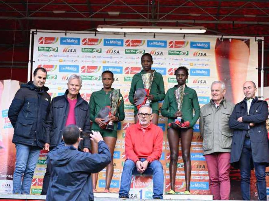 katasandan's tweet photo. Quel plaisir après la course du bol d air de pouvoir récompenser les athlètes. Merci aux participants et aux #benevoles. La #regionpdl partenaire de cet événement @C_MORANCAIS
@AimerAgirPDL @isabelleleroy4 @lemainelibre @VAllonnes @FFAthletisme @melrobertmichon @jimmygressier https://t.co/a5eElwZnnC
