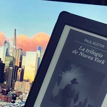 MarianPeBro's tweet photo. Las oportunidades perdidas forman parte de la vida igual que las oportunidades aprovechadas, y una historia no puede detenerse en lo que podría haber sido #LaTrilogíaDeNuevaYork #PaulAuster
#CompartiendoLecturas 
#leoycomparto #narrativacontemporánea #literaturayfotos https://t.co/NoGZCQ5OgV