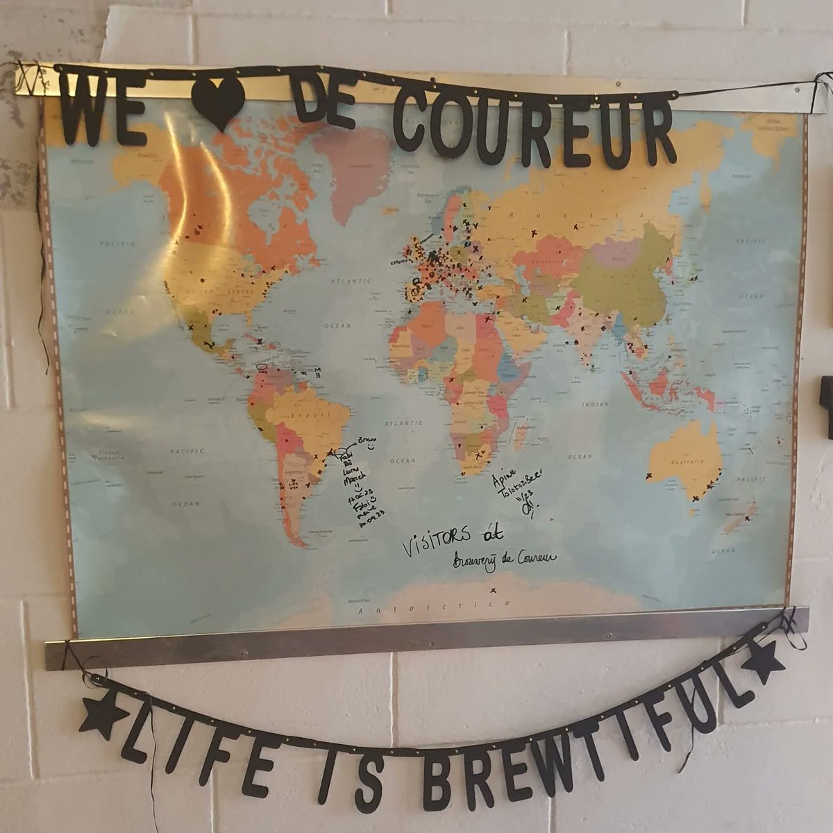 DagAmbachten's tweet photo. De passie druipt ervan af bij Bart &amp; Ine van Brouwerij De Coureur in Kessel-Lo. Deze lokale #brouwerij maakt ambachtelijke #bieren op een duurzame en schone manier, volledig in symbiose met de buurt en lokale initiatieven. Beleving primeert. Dat levert "hoppy" faces op! 😋 #dva23 https://t.co/hHazynwrDV