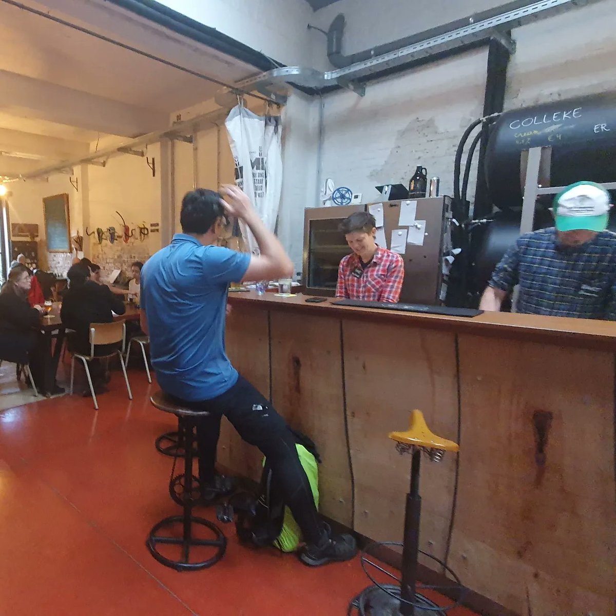 De passie druipt ervan af bij Bart &amp; Ine van Brouwerij De Coureur in Kessel-Lo. Deze lokale #brouwerij maakt ambachtelijke #bieren op een duurzame en schone manier, volledig in symbiose met de buurt en lokale initiatieven. Beleving primeert. Dat levert "hoppy" faces op! 😋 #dva23