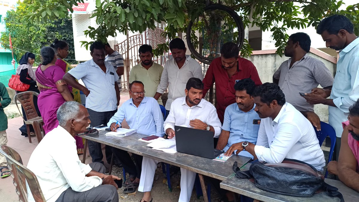 TDPConnects's tweet photo. గుంటూరు తూర్పు నియోజకవర్గం పాత గుంటూరు 8 వ వార్డ్ లో   జనసేన & టీడీపీ ఆధ్వర్యంలో ఏర్పాటుచేసిన ఓటర్ నమోదు కార్యక్రమంని పర్యవేక్షించడం జరిగింది.
#WhyAPHatesJagan
#TDPJSPTogether
#MohammedNaseer
#GunturEastConstituency
#GunturDistrict
#TDPGuntur
#TeluguDesamParty
#NaraChandraBabuNaidu
#NaraLokesh
#Yuvagalam
#BhavishyathukuGuarantee