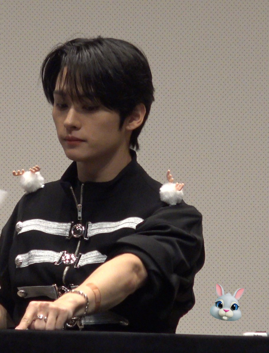 MlNHORIZON's tweet photo. #lrt from stay who attended today's offline fansign

lee know put "하이 (hai) and "빠이 (bai/bye)" on his table and when a stay comes to him, he points to "hai" and when they go/finished he points to "bye" 😭😭 https://t.co/WGcpDqogGI