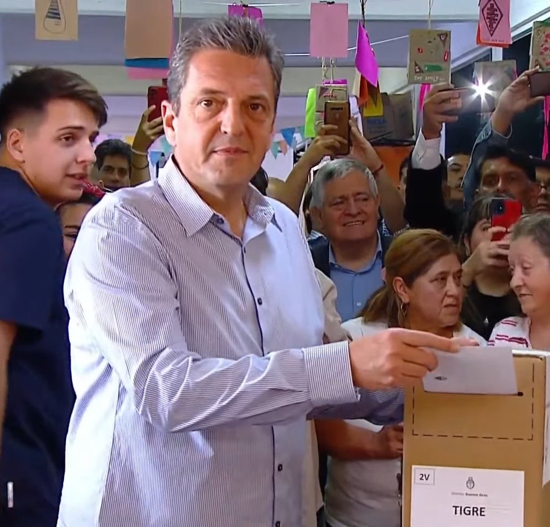 Sergio Massa votó al Candidato a Presidente Sergio Massa para que solucione la inflación, la pobreza y el déficit que deja el Ministro Sergio Massa.