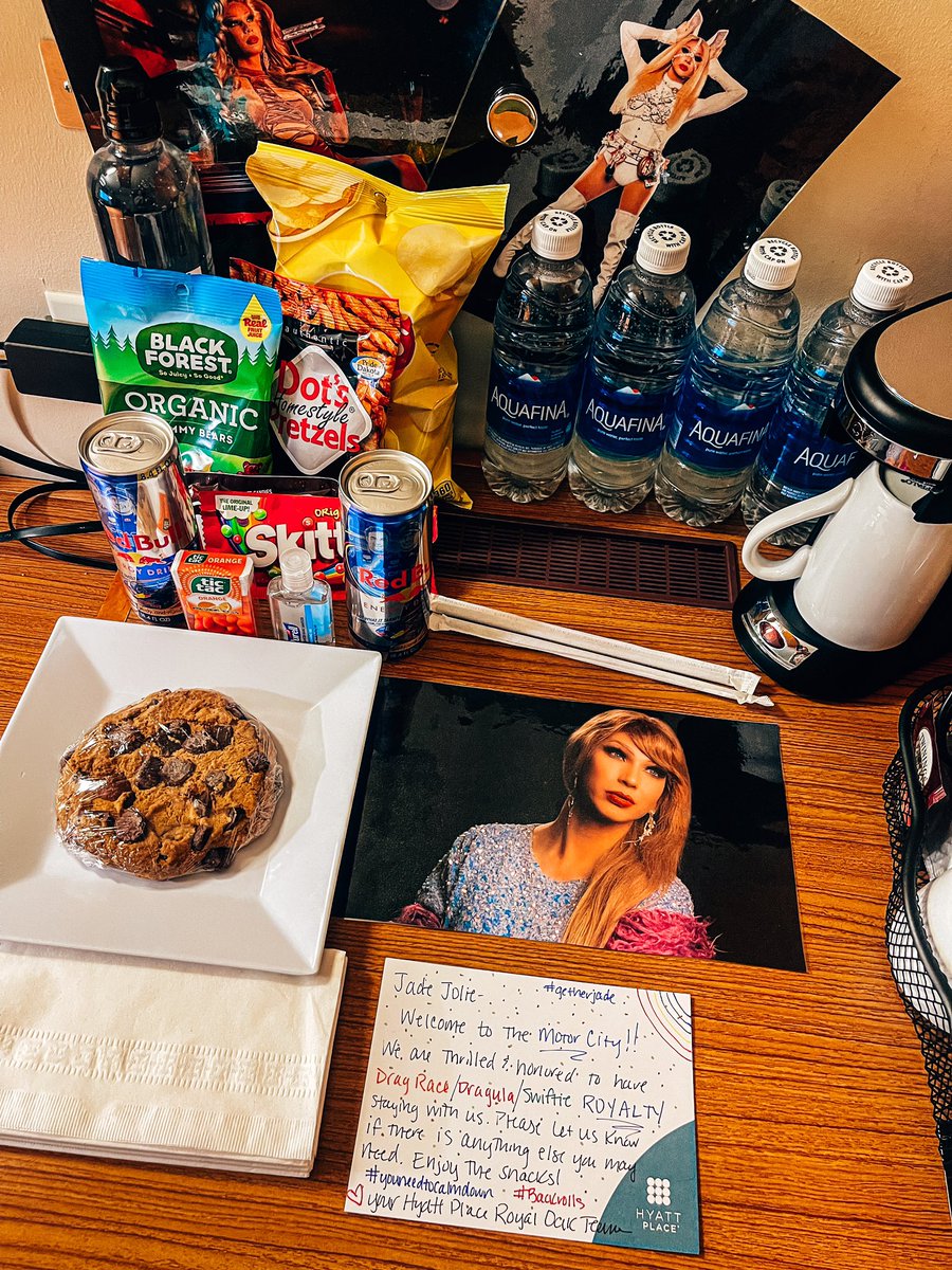 Small things like this can really make a morning so wonderful! How kind and sweet of the staff here at @HyattPlace in Detroit! 🥹 Made me smile 🥹❤️