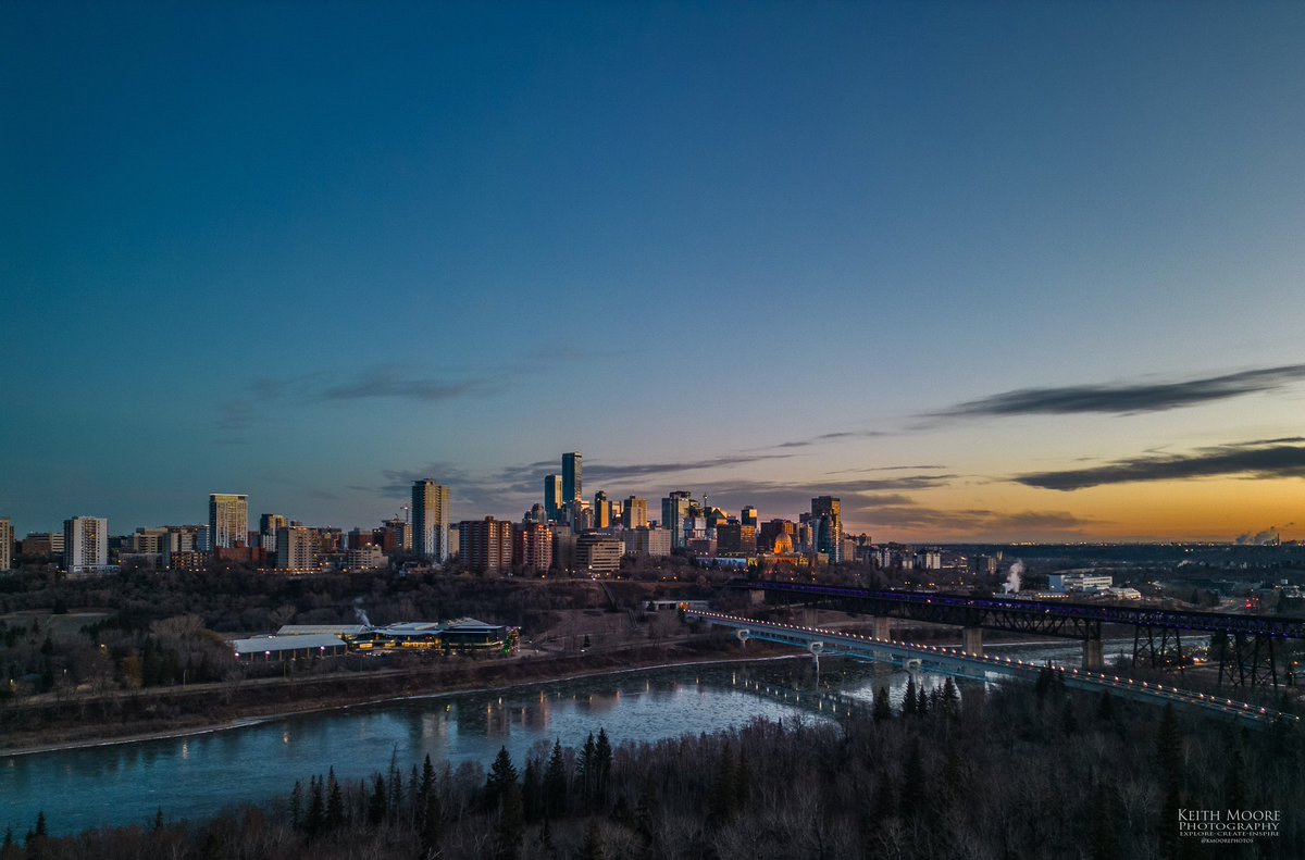 Good morning Edmonton!! SunriseNov 19/23 #yeg #Photography #rivervalley #sunrise #skyline #exploreedmonton