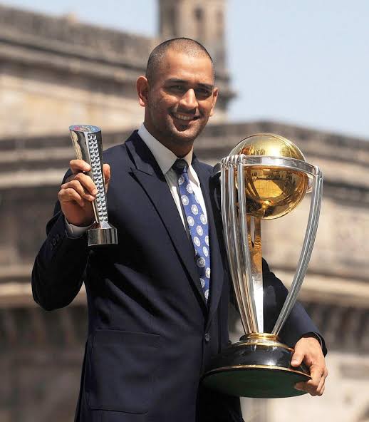 IamBasitbukhari's tweet photo. Rohit Sharma, Virat Kohli no doubt you're the greatest players of the decade but to win world cup you need to have a mind like MS Dhoni #INDvsAUSfinal #CWC23Final #INDvsAUS #AUSvIND https://t.co/sFzoG41jzP