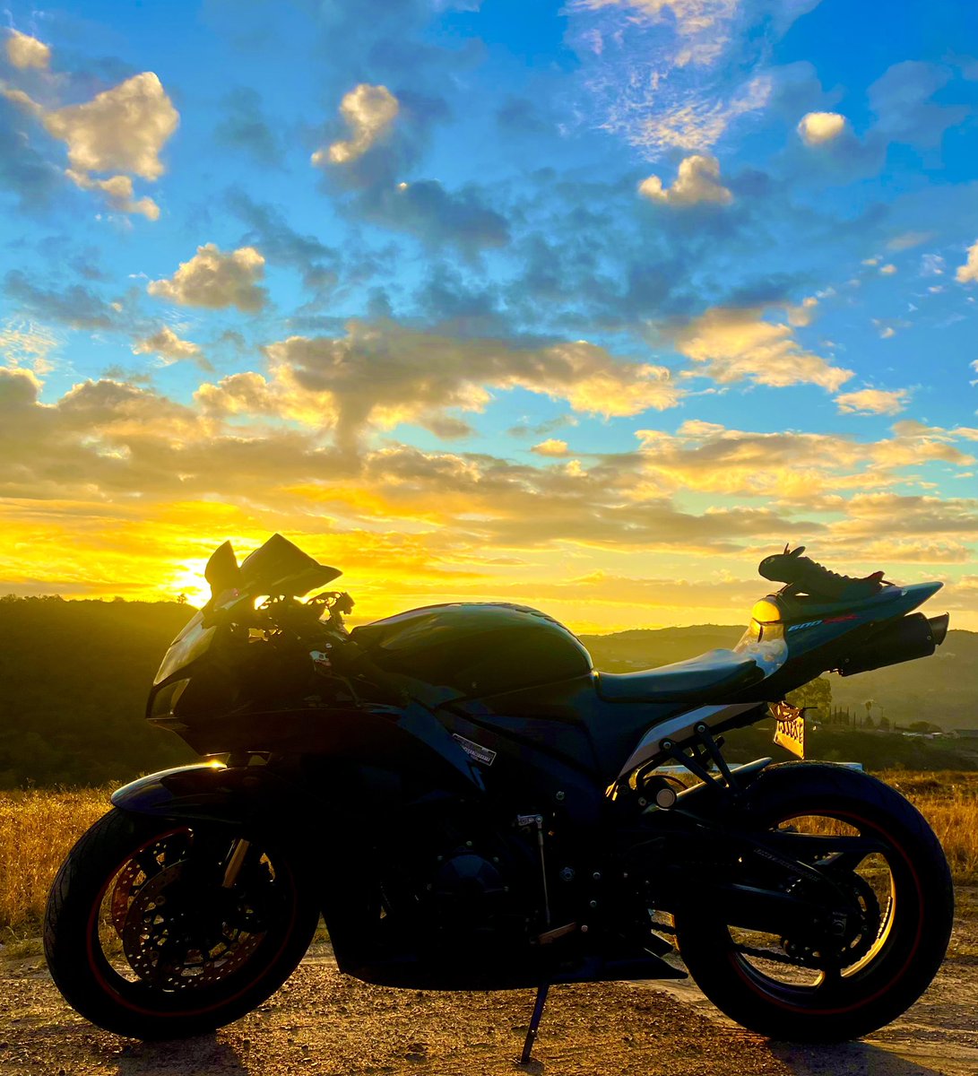 smoofaa's tweet photo. Is there a better way to start the day? 🤤 #cbr #babeswhoride #toothless #nightfury #sunrise #cbr600rr https://t.co/qLSzyY1irK