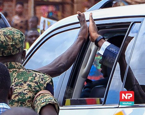 francis_isano's tweet photo. A Musoga dodges security to give Kyabazinga @KingNadiopeIV a high five ๐ธ https://t.co/88IwMeUSOe