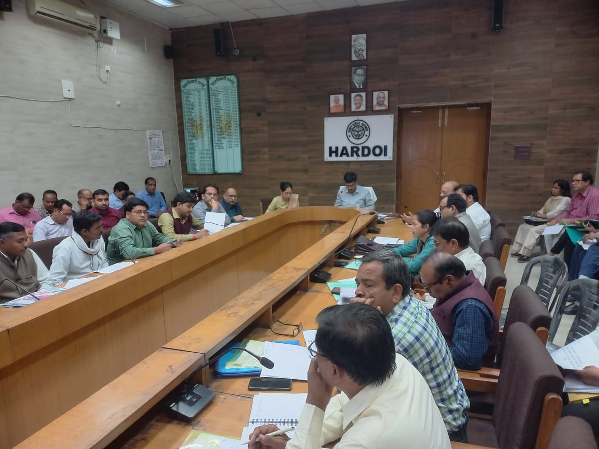 punamfrombansa's tweet photo. कलेक्ट्रेट सभागार में जिलाधिकारी मंगला प्रसाद सिंह जी की अध्यक्षता में जिला ग्रामीण स्वच्छता समिति की बैठक में हिस्सा लिया। इस मौके पर मुख्य विकास अधिकारी सौम्या गुरुरानी, ब्लॉक प्रमुख भरखनी व शाहाबाद भी मौजूद रहे। 

#Bansa
#ModelVillageBansa https://t.co/ilfCEGX3Zr