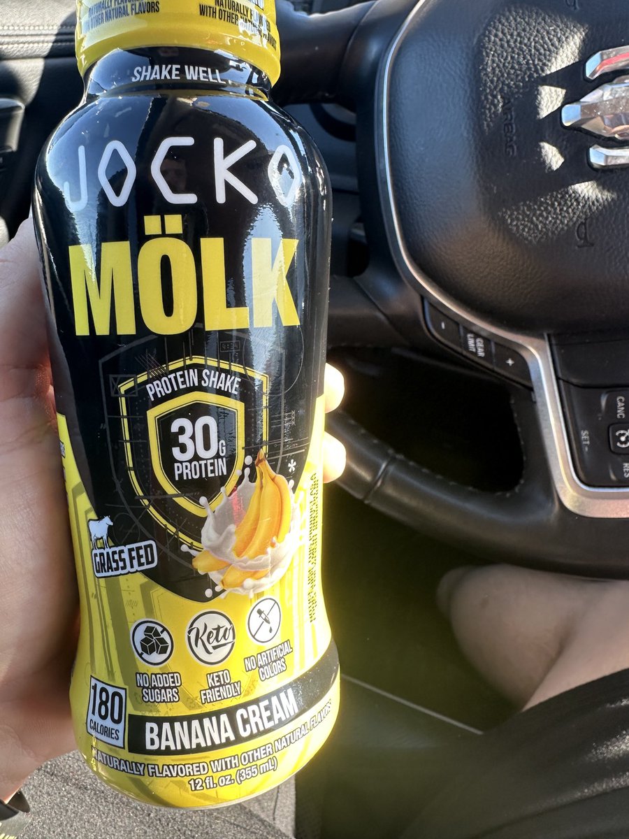 mikeyFLO412's tweet image. Drinking MOLK today ! Get some 💪🏼  #jocko #gym