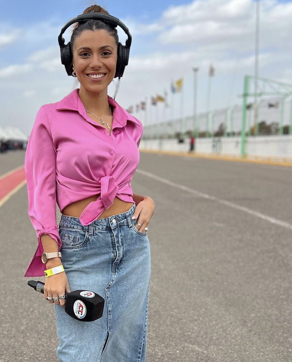 macununez's tweet photo. Look de viernes para el Turismo Nacional en Viedma 🏁
(Estoy con delay 😜)

Ya se habrán dado cuenta que el rosa es mi color favorito 😂 
Me bancan la pollera denim larga? Yo la ameeee 🔥

Lo consiguen todo en @dionisia.oficial 🩷

@prensatn https://t.co/hB0k1AH47K