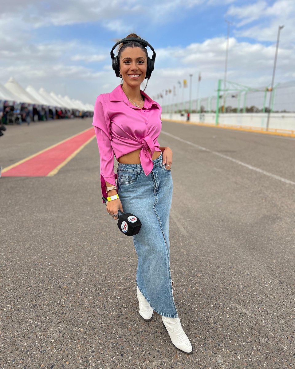macununez's tweet photo. Look de viernes para el Turismo Nacional en Viedma 🏁
(Estoy con delay 😜)

Ya se habrán dado cuenta que el rosa es mi color favorito 😂 
Me bancan la pollera denim larga? Yo la ameeee 🔥

Lo consiguen todo en @dionisia.oficial 🩷

@prensatn https://t.co/hB0k1AH47K