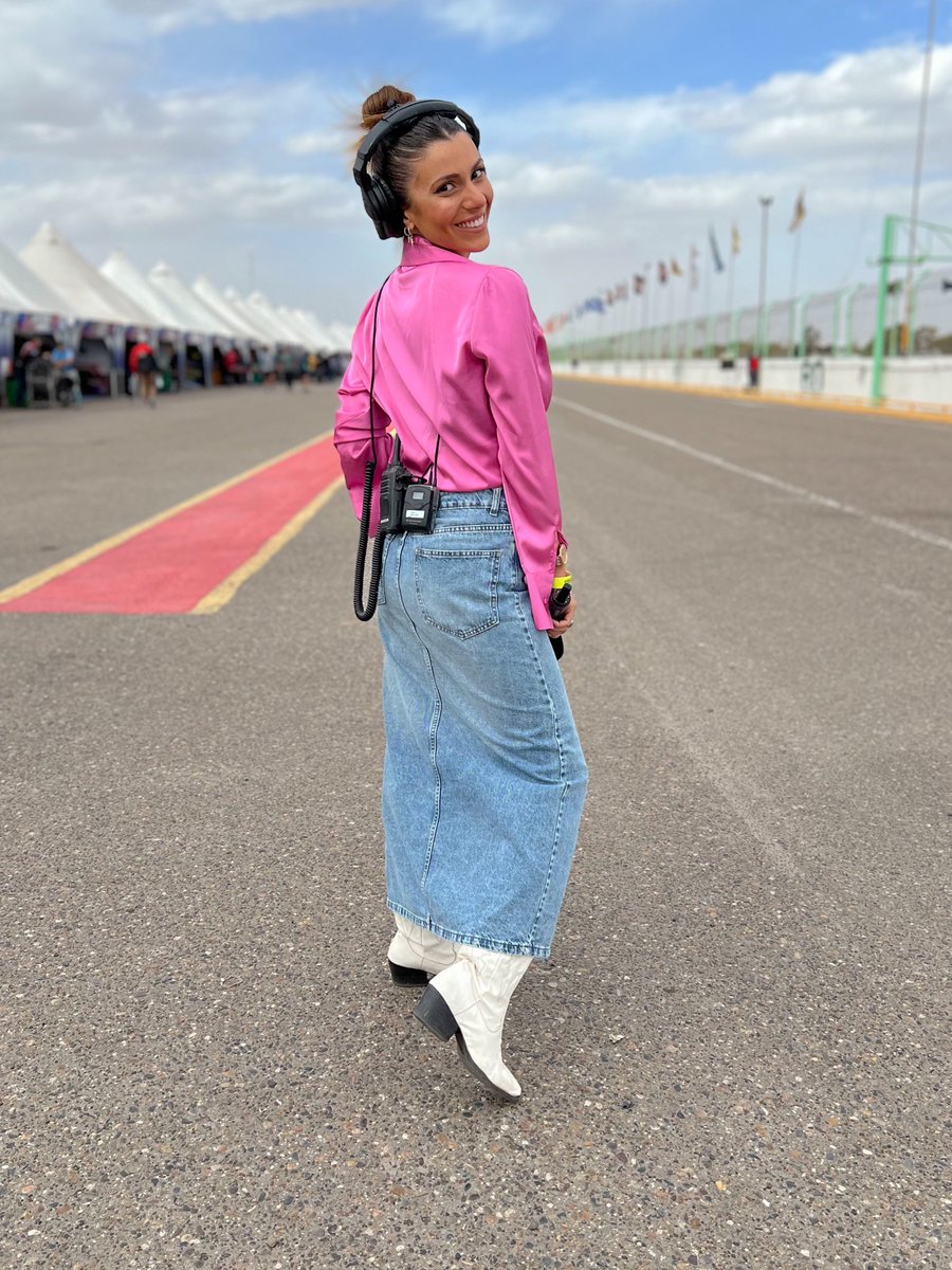macununez's tweet photo. Look de viernes para el Turismo Nacional en Viedma 🏁
(Estoy con delay 😜)

Ya se habrán dado cuenta que el rosa es mi color favorito 😂 
Me bancan la pollera denim larga? Yo la ameeee 🔥

Lo consiguen todo en @dionisia.oficial 🩷

@prensatn https://t.co/hB0k1AH47K