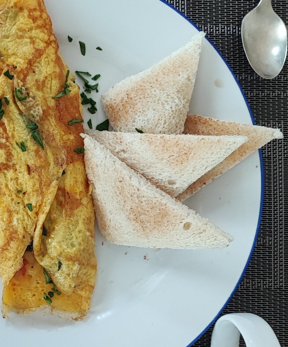 darkistade's tweet photo. Omelette americano relleno de espinaca, pimiento rojo, cebolla y ajo.
El pan tostado siempre es buen acompañante.
#ElPlatoNegro #CDMX #Mexico #chef #cheflife #tasty #flavor #food #foodie #foodporn #egg #eggs #huevo #dieta #balanceada https://t.co/DEb0dcPcto
