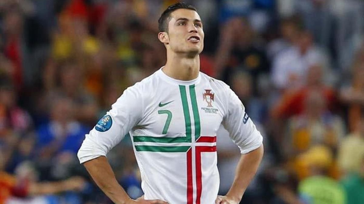 ArobaseGiovanny's tweet photo. C'est la fin d'un chapitre pour Cristiano Ronaldo. C'était très certainement son dernier match en qualification pour un Euro ❤️

Il est le meilleur buteur de l'histoire des qualifications pour l'Euro avec 41 buts marqués 🏆

L'histoire a été magnifique, merci Cristiano ❤️