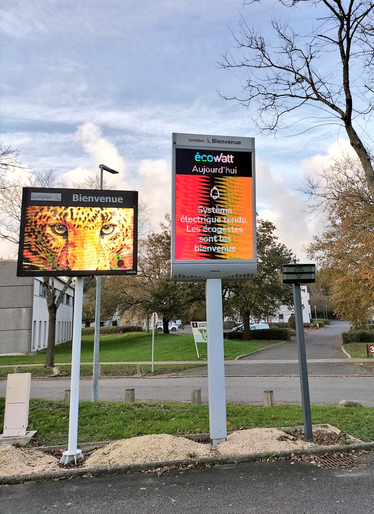 La douce ironie de <a href="/LumiplanGroupe/">Lumiplan</a> qui affiche un message appelant aux écogestes, sur son écran vidéo allumé H24, sur le parking vide de leurs locaux. ⚡