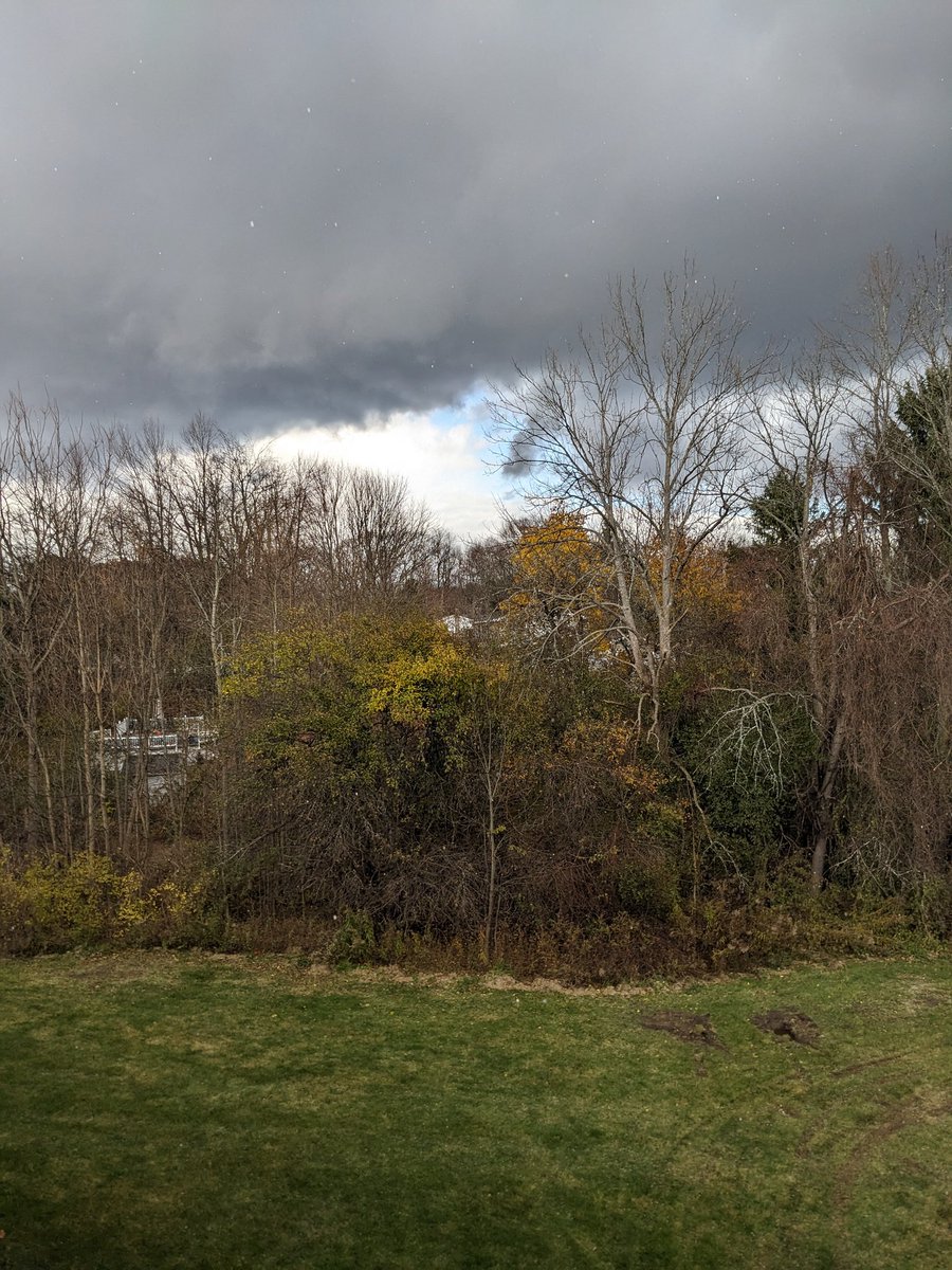 bethanystrongwx's tweet photo. The fine line of over Lake Ontario vs land. You can even see the snow from the dark clouds! https://t.co/1w3TKvSOn5