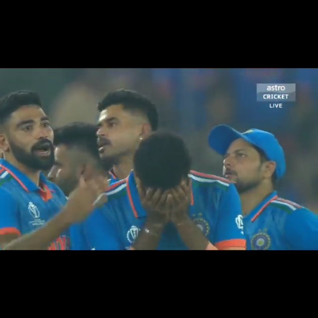 ItsMeeZeee's tweet photo. Most satisfying pictures on internet today❤ #INDvsAUSfinal https://t.co/ASRosXnMbX