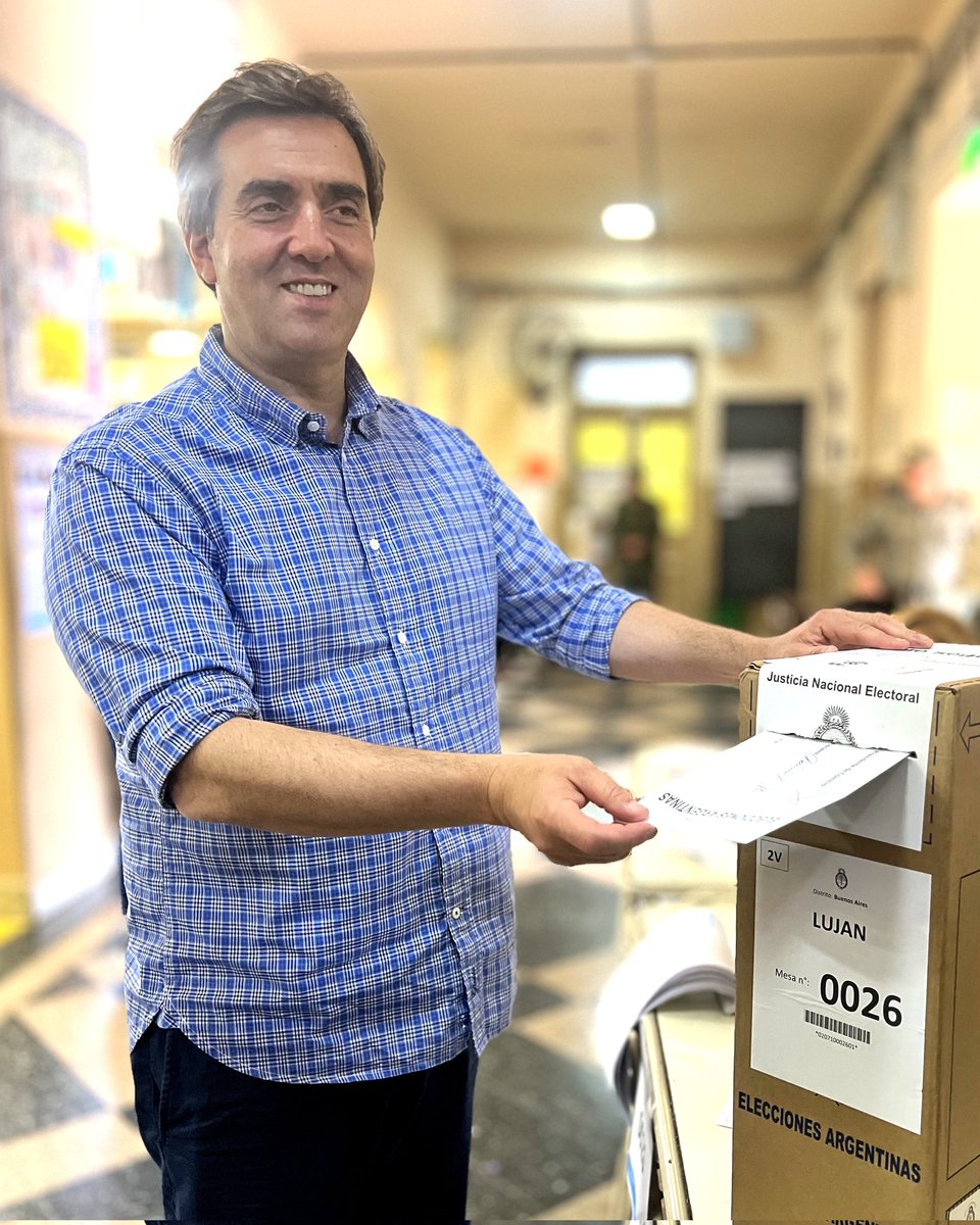 LeoBoto's tweet photo. Voté con la esperanza de que vamos a construir una Argentina más fraterna 🇦🇷

A 40 años de la democracia, la mejor forma de celebrarlo es honrando nuestro derecho de elegir 🗳 https://t.co/QRvuQzZxML