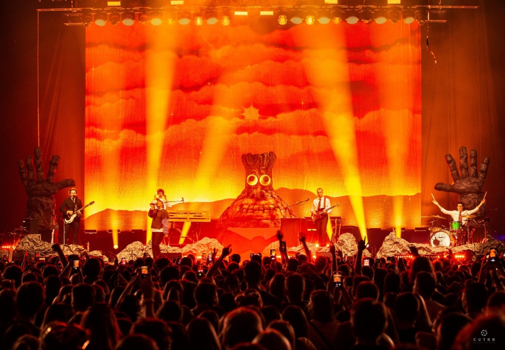 PROLIGHTS_media's tweet image. Embarking on a journey of pure spectacle at COS Torwar with KACPERCZYK's concert! 🌟🎶💡
Mech.creative sets the stage ablaze, lighting up the night with the dazzling AstraHybrid330 provided by Show Design. 🎤✨

#AstraHybrid330Mania #ShowDesign #ConcertSpectacle