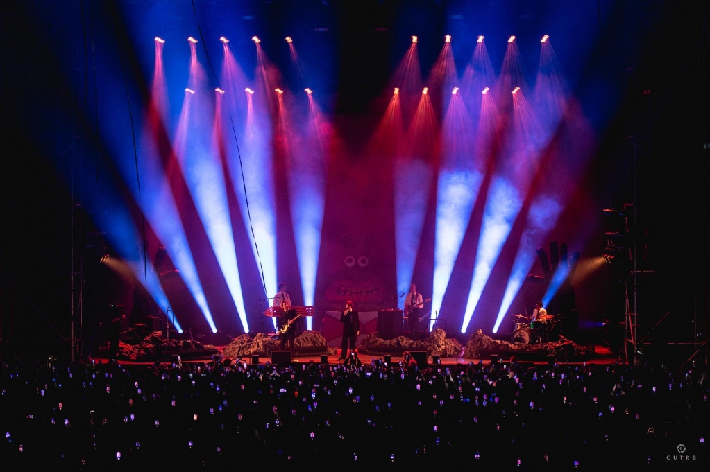 PROLIGHTS_media's tweet image. Embarking on a journey of pure spectacle at COS Torwar with KACPERCZYK's concert! 🌟🎶💡
Mech.creative sets the stage ablaze, lighting up the night with the dazzling AstraHybrid330 provided by Show Design. 🎤✨

#AstraHybrid330Mania #ShowDesign #ConcertSpectacle