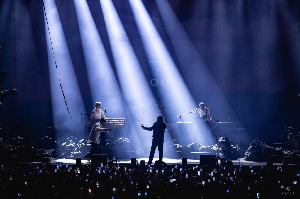 PROLIGHTS_media's tweet image. Embarking on a journey of pure spectacle at COS Torwar with KACPERCZYK's concert! 🌟🎶💡
Mech.creative sets the stage ablaze, lighting up the night with the dazzling AstraHybrid330 provided by Show Design. 🎤✨

#AstraHybrid330Mania #ShowDesign #ConcertSpectacle