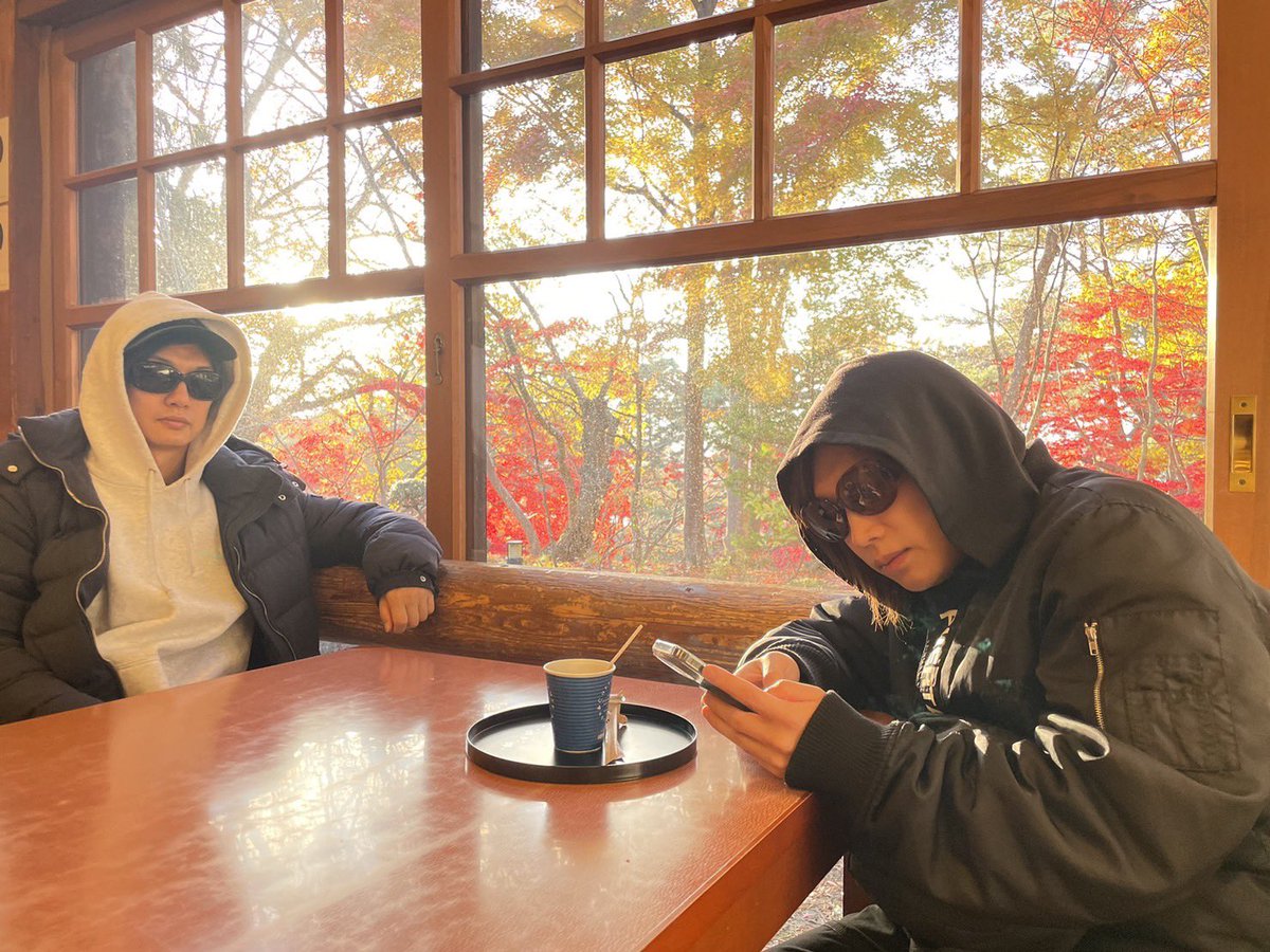 kiryuintw's tweet photo. 青森県弘前市でのNHKのど自慢の生放送後にすぐ近くの弘前城へ寄ってみたら紅葉がまるで嘘みたいに真っ赤で美しかったです🍁✨
iPhoneのカメラで撮っただけで色補正せずにこれです🍁葉っぱってこんなに赤くなるんですね〜🥹
(脳内BGM:au revoir/MALICE MIZER) https://t.co/xkqXc063EN