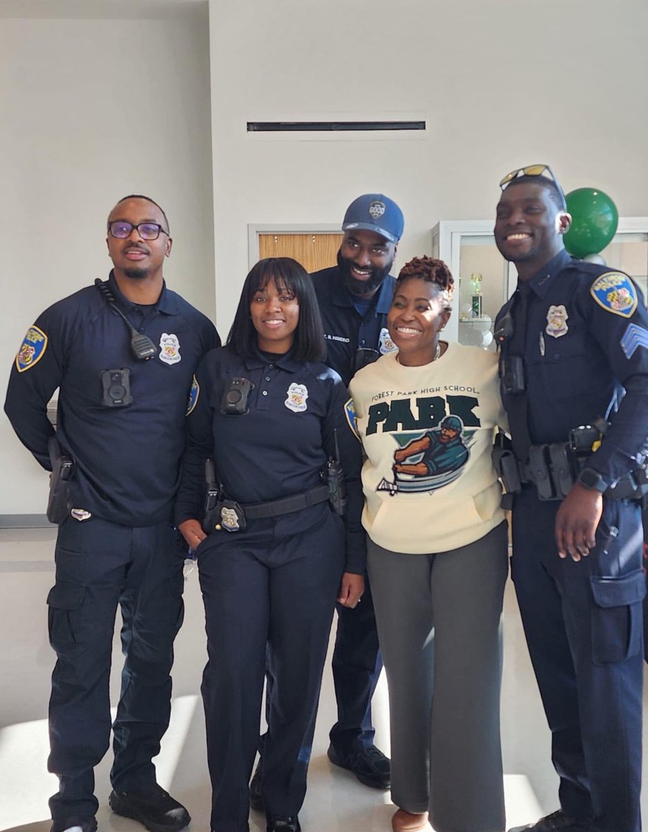 BaltimorePolice's tweet photo. Forest Parks's 1st Annual Career Awareness Event! Thank you for the invite, it was a great success. 
#team600 #careerdevelopment #thegreatnorthwest #communitypolice https://t.co/GGwUvKTvO0