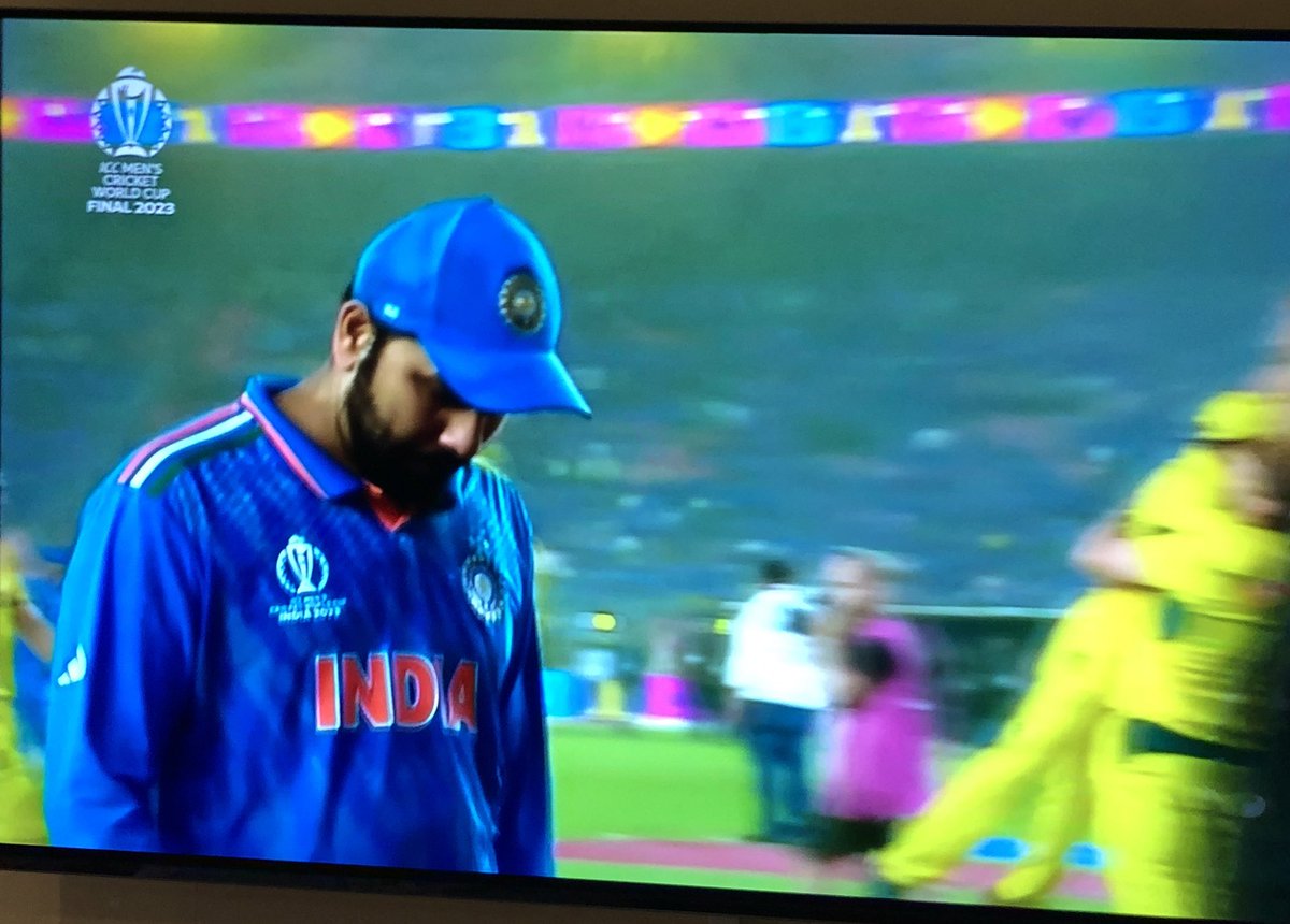 manan4india's tweet photo. Let me hold your shoulder and whisper, ‘it’s ok’ #INDvsAUS https://t.co/OdfXX5vPOZ