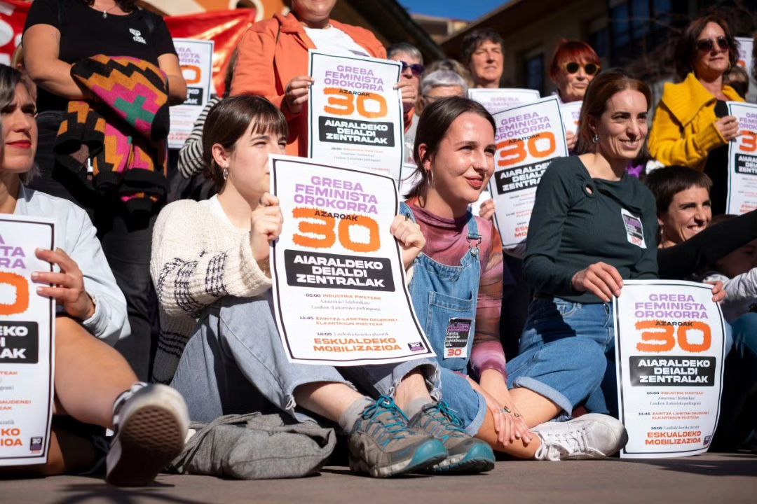 AiaraldeaGreba's tweet photo. 📢📢📢 Azaroaren 30ean urrats kolektibo berri bat emango dugu eskualdean! Azken urteetako borroketan metatutako indarrak Greba Feminista Orokorrean bildu eta bizitzak erdugunean jartzeko garaia iritsi da! https://t.co/JXNxyBiXZJ