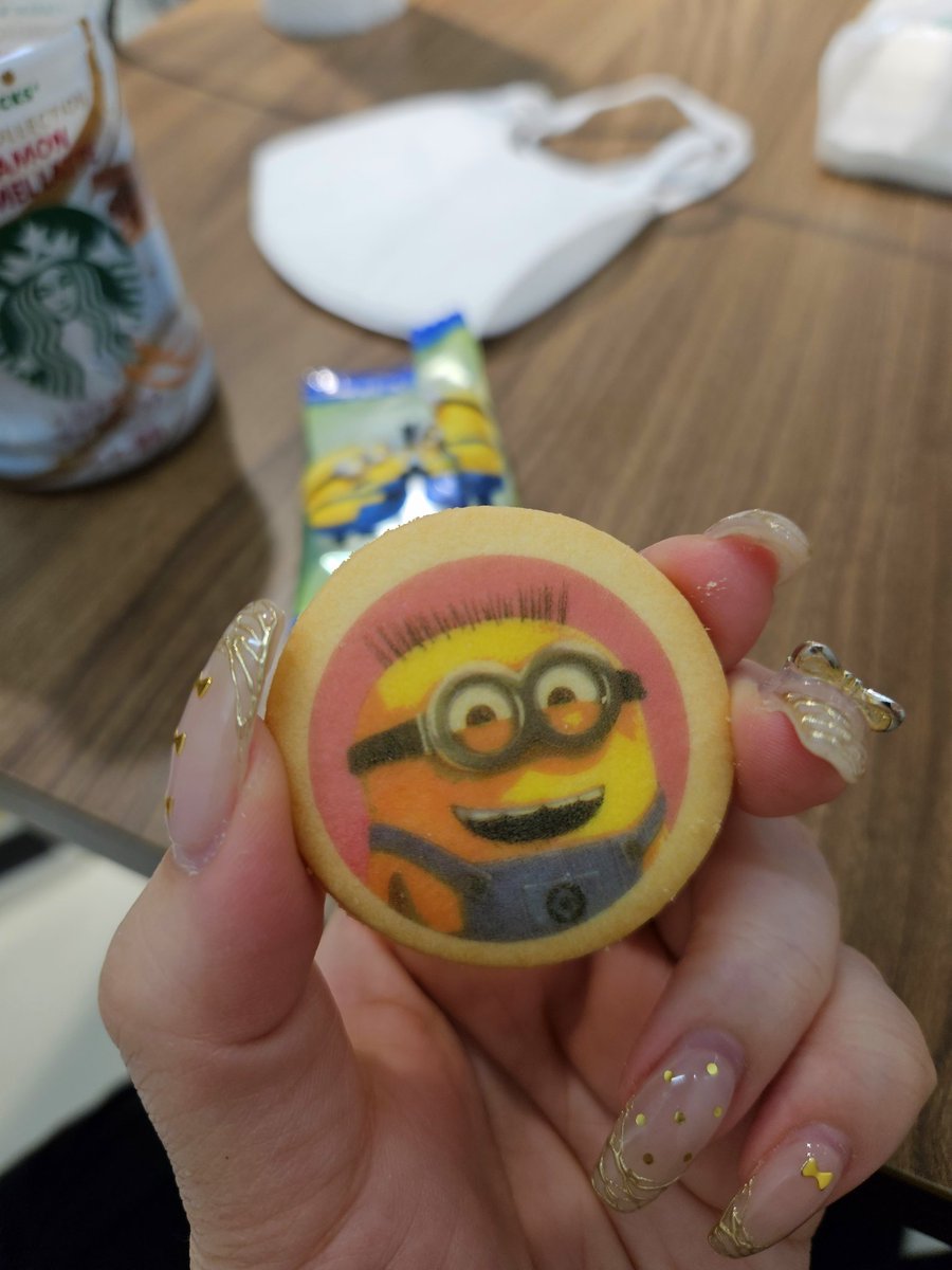 ICENAIL2's tweet photo. ユニバのお土産頂いたけど
食べたら不吉なことが起こりそうな顔のクッキーだった(((( '-' ))))

#ミニオン https://t.co/GziNWJ6HNi