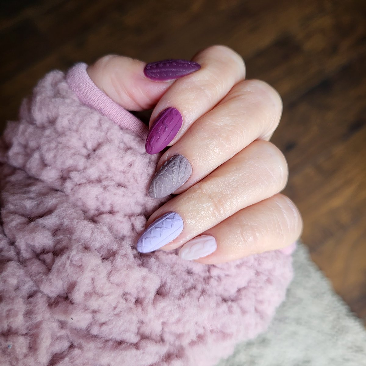 It's that time of year..... sweater nails!  Couldn't pick a favorite color, so we went with many 🤔🫣. Which color is your favorite?
#cozytime #sweaternails #winterscoming #mamanails