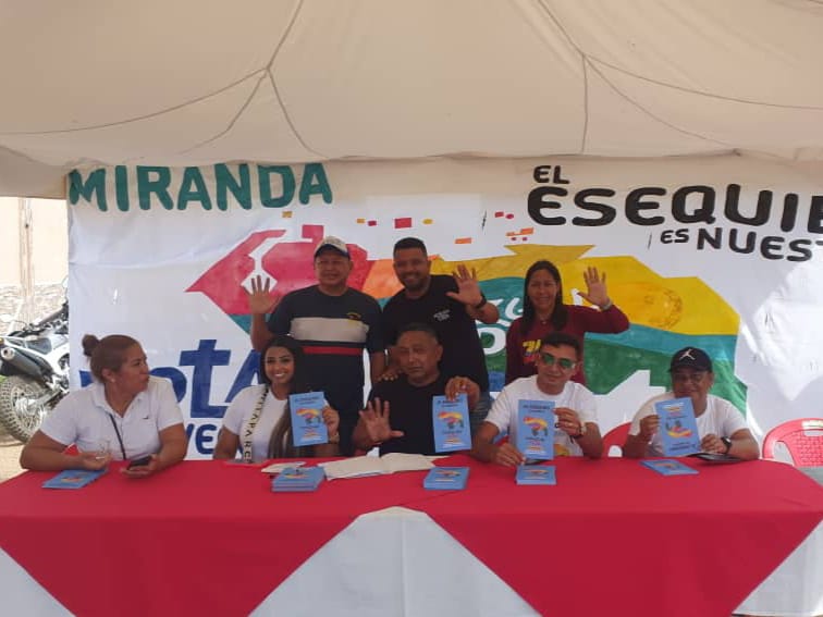 CDCEGuarico's tweet photo. #SimulacroElectoral
El Sector Educativo guariqueño participa con alegría en el simulacro.
Todos decidieron decir 5 veces 🖐🏼 Si por nuestro Esequibo.
@NicolasMaduro 
@_LaAvanzadora 
@EliasEducacion1 
@CDCEGuarico 
@josemvasquez 
@EsequiboOficial 
@venezuelatoda_ 
@MPPEDUCACION https://t.co/enS3xYutrT