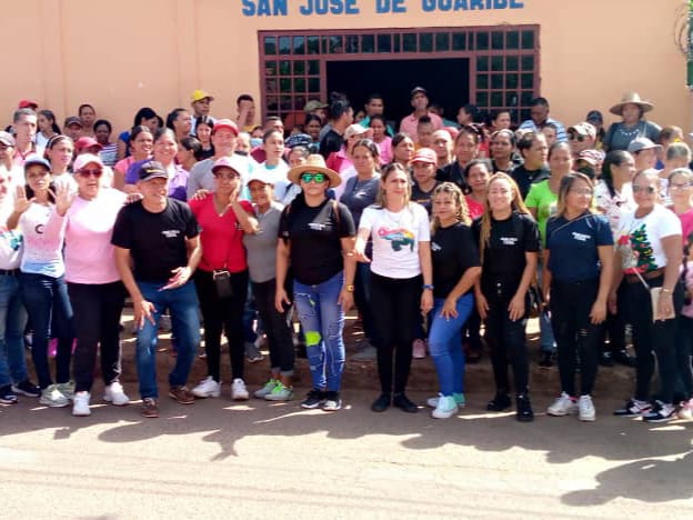CDCEGuarico's tweet photo. #SimulacroElectoral
El Sector Educativo guariqueño participa con alegría en el simulacro.
Todos decidieron decir 5 veces 🖐🏼 Si por nuestro Esequibo.
@NicolasMaduro 
@_LaAvanzadora 
@EliasEducacion1 
@CDCEGuarico 
@josemvasquez 
@EsequiboOficial 
@venezuelatoda_ 
@MPPEDUCACION https://t.co/enS3xYutrT