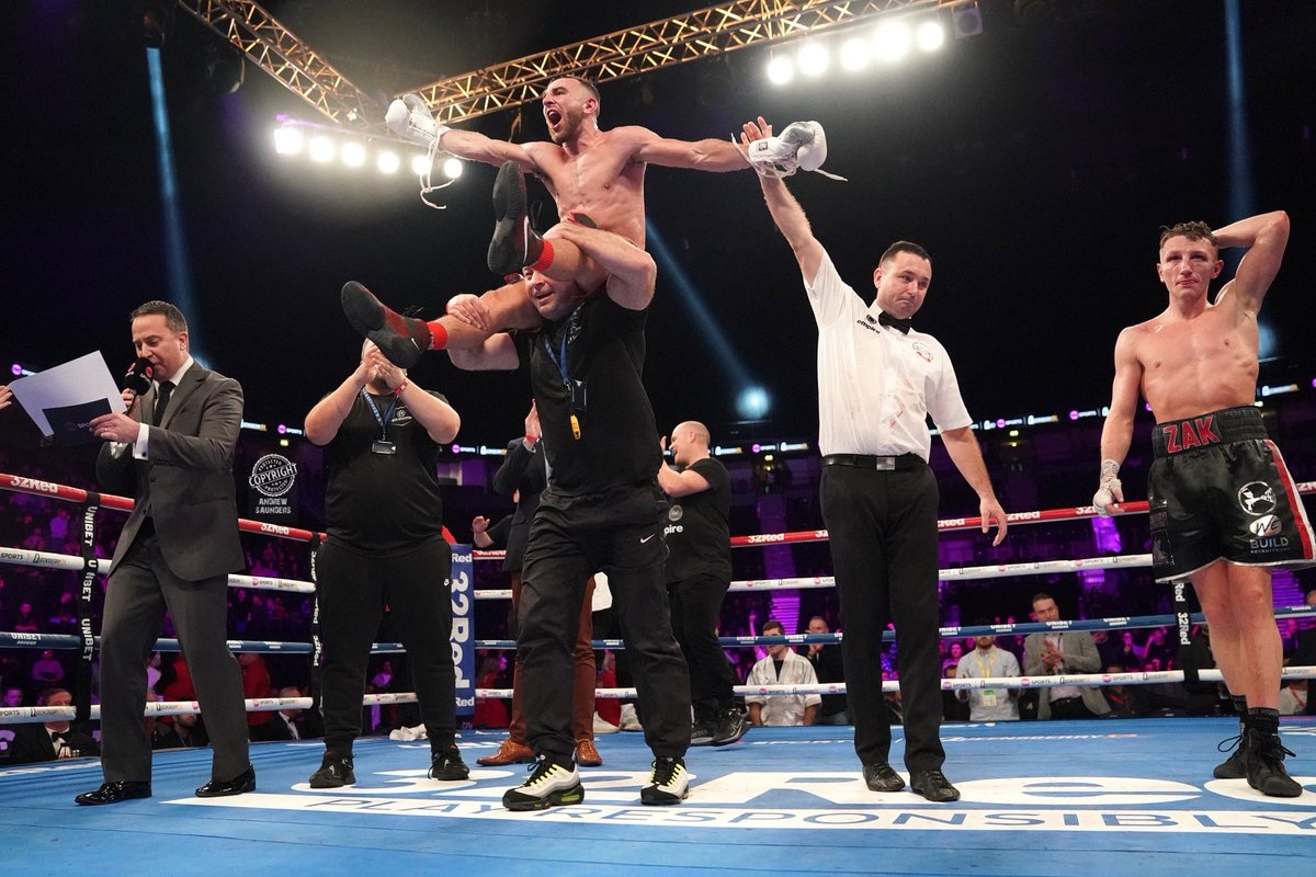 <a href="/NateCollins60/">Nathaniel Collins</a> celebrating getting a majority decision win against <a href="/ZakMiller_/">zak miller</a> at the AO Arena in Manchester yesterday.
ref: Kieran McCann
Victor Loughlin 113-115
Mark Lyson 113-115
Kevin Parker 114-114
<a href="/boxingontnt/">Boxing on TNT Sports</a> <a href="/FrankWarren/">Frank Warren</a> <a href="/Queensberry/">Queensberry Promotions</a> <a href="/BoxingNewsED/">Boxing News</a>