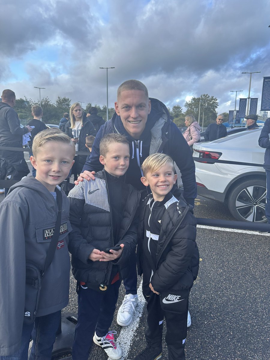 mattr43's tweet photo. My @MillwallFC_1885 mad son turns 9 today. Any birthday wishes greatly appreciated from the Millwall boys @billymitchell_8 @MurrayWallace1 @1BartMan1 @GeorgeSav_ @shaunhutchy23 @tombradshaw92 @DannyMcNamara32 https://t.co/TCUnRWehmB