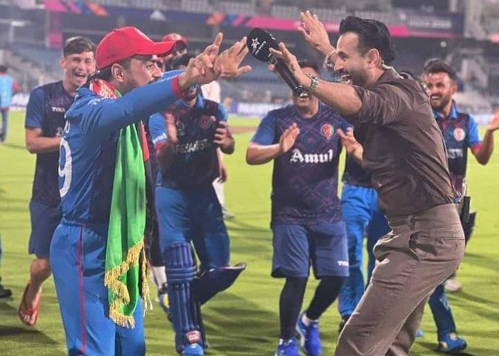 SARASAADAT7's tweet photo. Irfan bhai ny lgta h SURF khaa lia h🌚🤣🤣
#CWC23Final 
#INDvsAUS 
#IrfanPathan https://t.co/5LJJO9FzZj