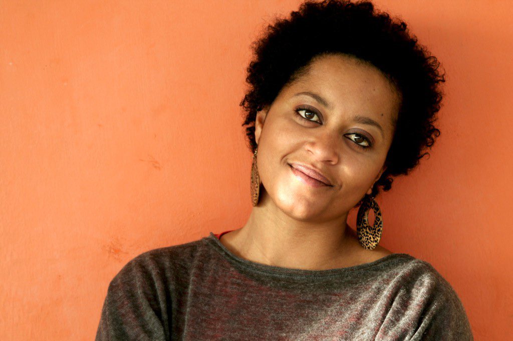 KatarMoreira's tweet image. Sara Tavares!💜
Uma luz para todas nós, meninas negras. Todas nos vimos na tua figura brilhante e potente como nunca tinha acontecido.
Serás para sempre esse brilho que nos trouxeste. Essa voz de ouro que contrastava com uma vida difícil.
Obrigada, Sara!
Descansa em paz e poder!