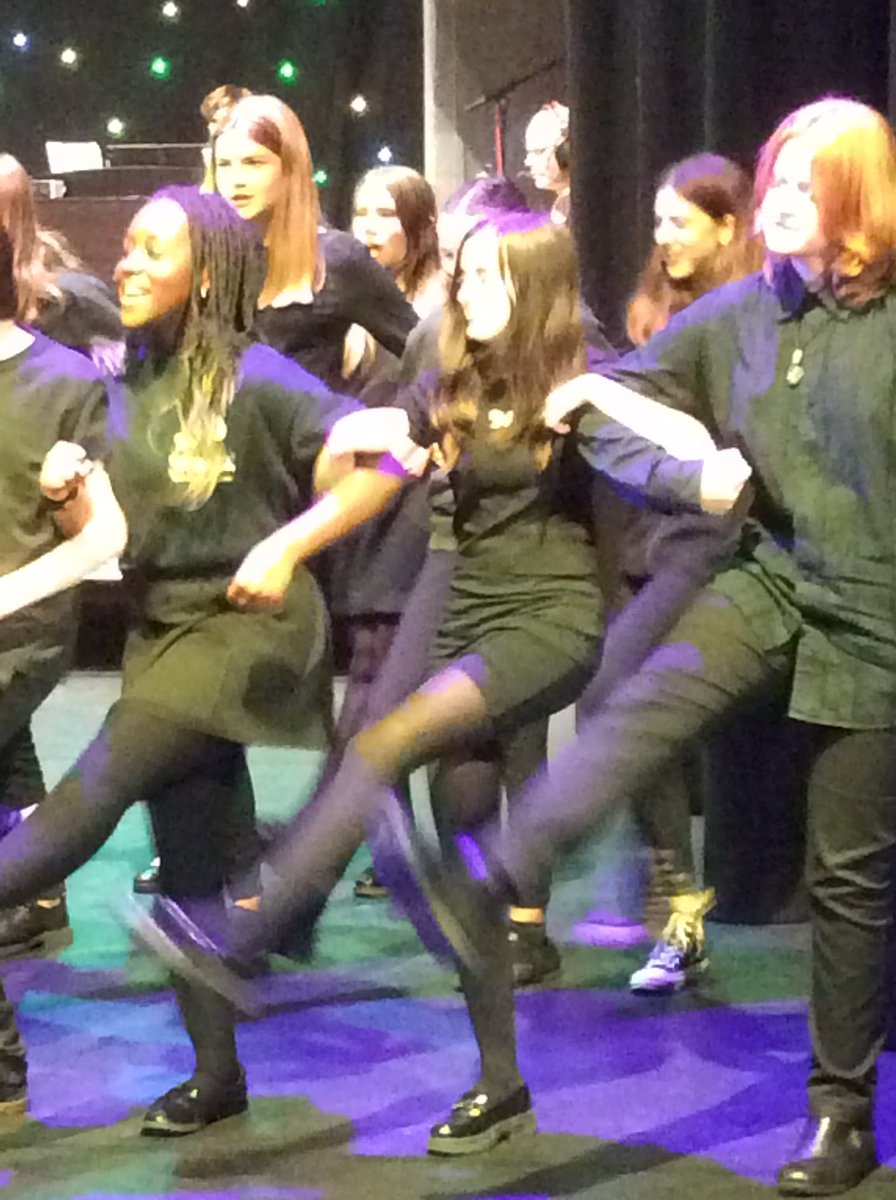 oakmoorschool's tweet photo. So proud of our students who performed at Thornden Hall on Friday evening. They joined the Hampshire Show choir to perform an evening of musical theatre. Their performance was astonishing! Fantastic ambassadors for Oakmoor! #TeamOakmoor #ProudtobeOakmoor https://t.co/IoZ4gjxJaD