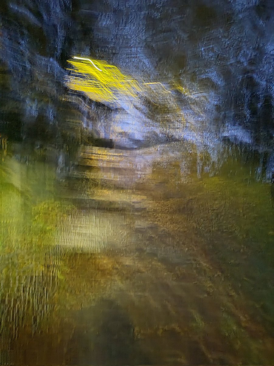 Gurfal's tweet photo. Hydref 2023
Er na fu ymofyn hunodd - lliwiau
llawen, er na cheisiodd
neb siffrwd daeth rhwd yn rhodd,
ni chwiliwyd ond dychwelodd.
#Treforys https://t.co/C9Z2fLfEG8