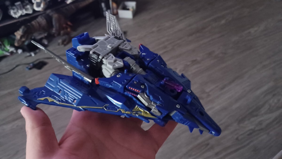 dilophosaurid's tweet image. I'm going to assume this is how Cybertron Soundwave is supposed to transform but unfortunately as you can see, he's missing a crucial piece of his alt mode

Honestly if someone could hook a guy up with said piece...