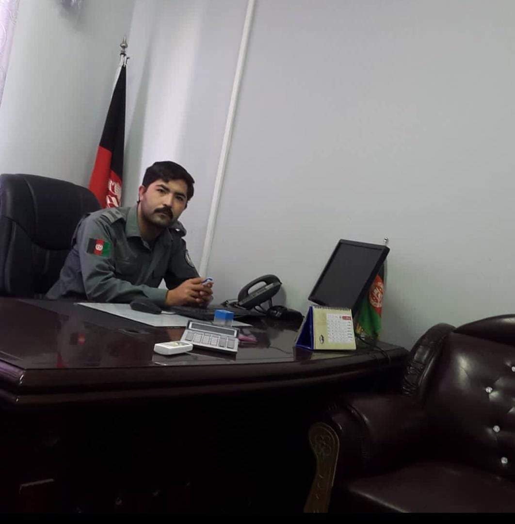 Adela_Sharifi's tweet photo. داوود وحدت یکی از نظامیان حکومت پیشین بود، صادقانه در خدمت مردم بود، از معارف گرفته تا خدمت به نظام. متاسفانه شام امروز او را پیش خانه‌اش به قتل رسانده‌ است. برای خانواده و دوستانش تسلیت عرض می‌کنم.
#StopHazaraGenocide https://t.co/UTR4CT5Yzq