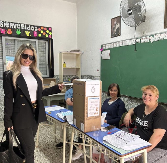 Sencillita votando ?? https://t.co/MXSiJlLfW8