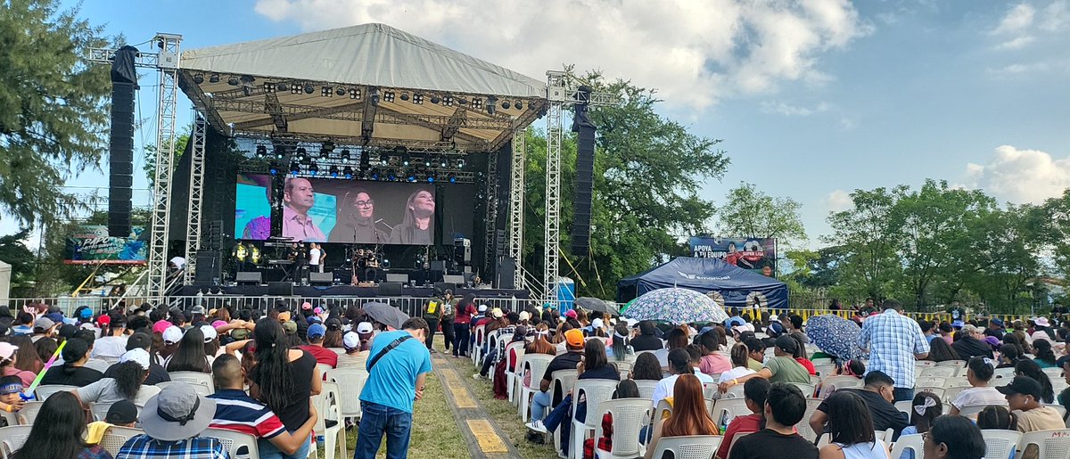 993radio's tweet photo. Lleno total el concierto  de @AlexZurdoMusic  @PastorLuisCruz4  Radio mesías en Transmisión en Directo hoy en este día tan especial con Iglesia Fraternidad Emanuel  🇸🇻 https://t.co/kaEJn4lG2p