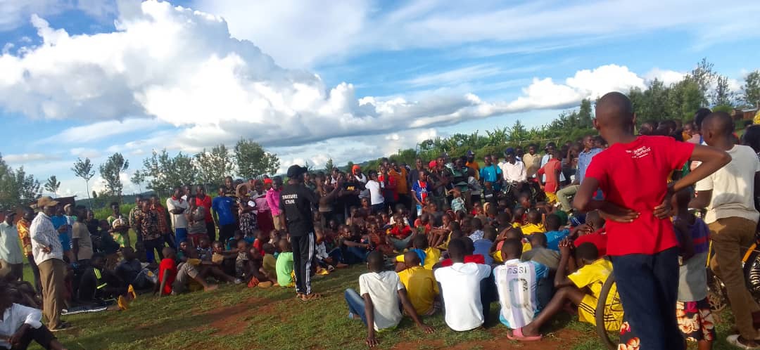RugMatunguru's tweet photo. #ItoreroRwanda,Ni kimwe mu bisubizo u #Rwanda rukoresha mu kwegera abaturarwanda. #HomegrownSolution,None kuwa 19/11/2023 #MatunguruCell,hatojwe icyiciro cy'#Indirirarugamba. Bigishijwe Indangagaciro na Kirazira,banibukiranya Amahame y'intore
#RwandaEast 
#Minubumwe
#GatsiboDist. https://t.co/dWvssc0Xhb