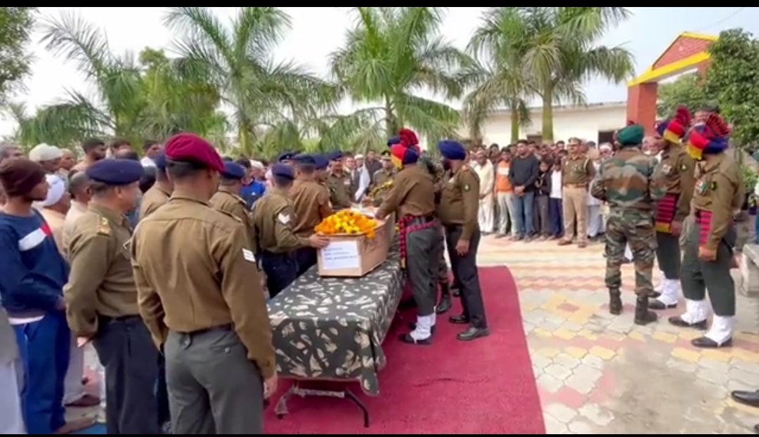 ajaykpanwar's tweet image. पश्चिमांचल का सपूत
मुज़फ़्फ़रनगर  ग्राम फुगाना निवासी भारतीय सेना मध्य प्रदेश के सीतामढ़ी में तैनात भूपेन्द्र मलिक कि आकस्मिक निधन पर शामिल हुआ ! 
गाँव व क्षेत्र के हज़ारों गणमान्य लोगों कि मौजूदगी मे भारतीय सेना ने पार्थिव शरीर को सलामी दी ! भावभीनी श्रद्धांजली !