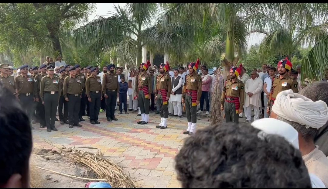 ajaykpanwar's tweet image. पश्चिमांचल का सपूत
मुज़फ़्फ़रनगर  ग्राम फुगाना निवासी भारतीय सेना मध्य प्रदेश के सीतामढ़ी में तैनात भूपेन्द्र मलिक कि आकस्मिक निधन पर शामिल हुआ ! 
गाँव व क्षेत्र के हज़ारों गणमान्य लोगों कि मौजूदगी मे भारतीय सेना ने पार्थिव शरीर को सलामी दी ! भावभीनी श्रद्धांजली !